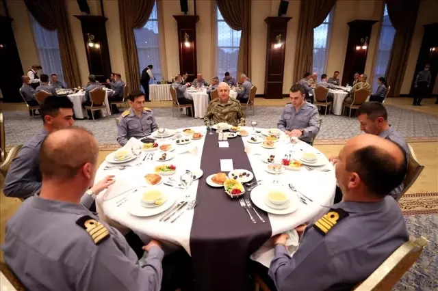 Milli Savunma Bakanı Akar, Gölcük Donanma Komutanlığında leventlerle iftar yaptı (1) Milli Savunma Bakanı Akar, Gölcük Donanma Komutanlığında leventlerle iftar yaptı (1)