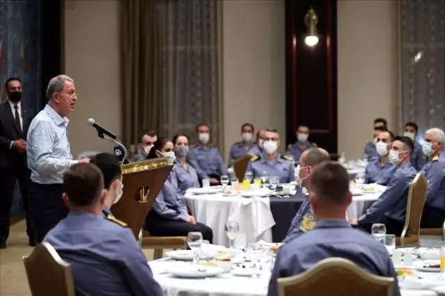 Milli Savunma Bakanı Akar, Gölcük Donanma Komutanlığında leventlerle iftar yaptı (1) Milli Savunma Bakanı Akar, Gölcük Donanma Komutanlığında leventlerle iftar yaptı (1)