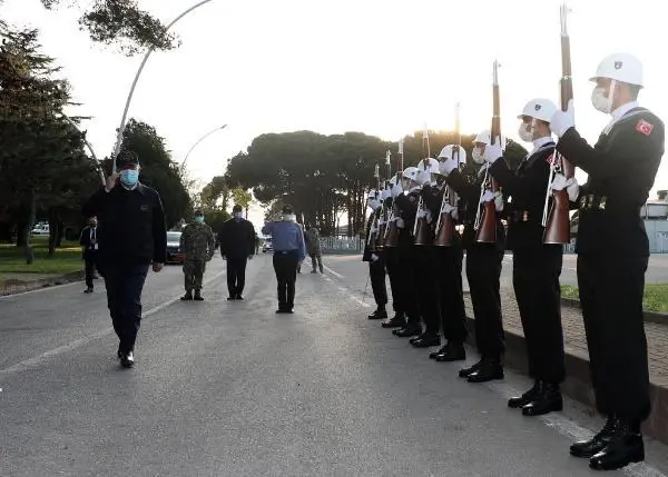 Milli Savunma Bakanı Akar, Gölcük Donanma Komutanlığında leventlerle iftar yaptı (1) Milli Savunma Bakanı Akar, Gölcük Donanma Komutanlığında leventlerle iftar yaptı (1)