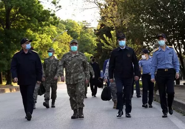 Milli Savunma Bakanı Akar, Gölcük Donanma Komutanlığında leventlerle iftar yaptı (1) Milli Savunma Bakanı Akar, Gölcük Donanma Komutanlığında leventlerle iftar yaptı (1)
