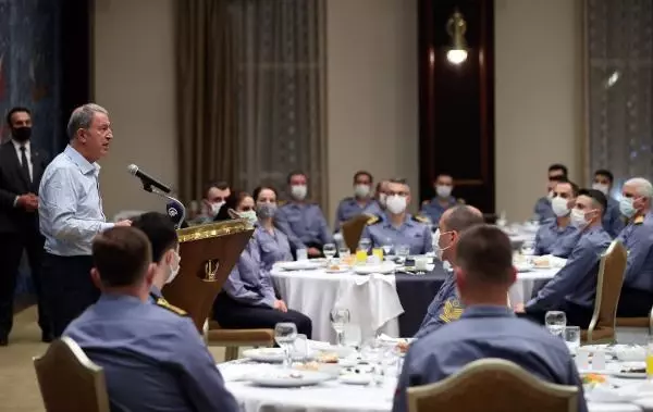 Milli Savunma Bakanı Akar, Gölcük Donanma Komutanlığında leventlerle iftar yaptı (1) Milli Savunma Bakanı Akar, Gölcük Donanma Komutanlığında leventlerle iftar yaptı (1)