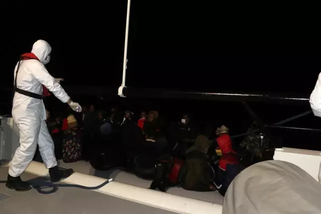 Balıkesir açıklarında Yunanlılar tarafından geri itilen 39 düzensiz göçmen kurtarıldı Balıkesir açıklarında Yunanlılar tarafından geri itilen 39 düzensiz göçmen kurtarıldı