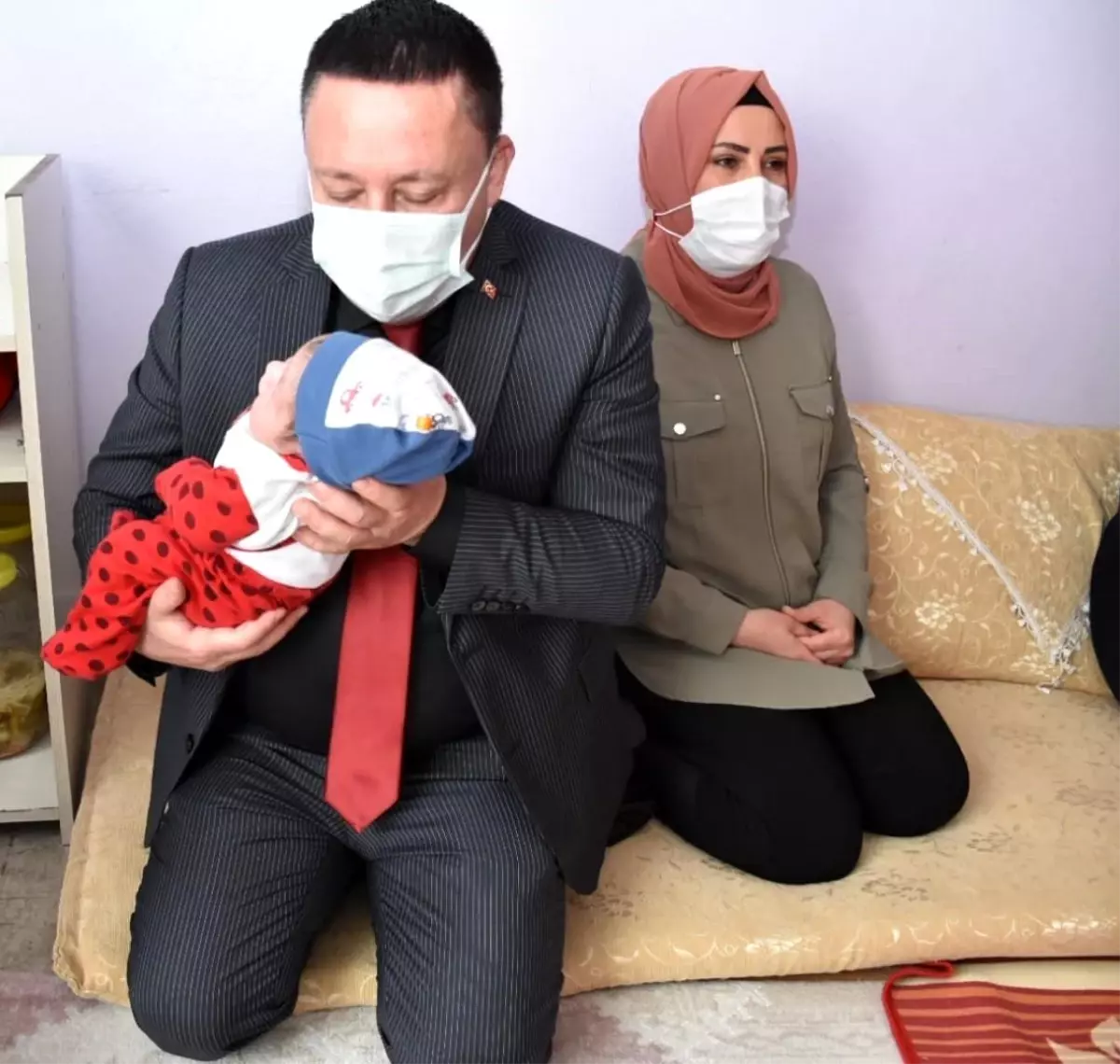 baskan beyoglu ziyaret ettigi evde yeni dogan bebegin kulagina ezan okuyup isim verdi haberler haberler com