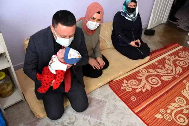 Başkan Beyoğlu, ziyaret ettiği evde yeni doğan bebeğin kulağına ezan okuyup isim verdi