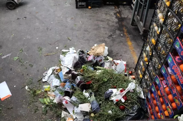 (İSTANBUL - Özel) Bayrampaşa sebze ve meyve halinde esnaf dertli (İSTANBUL - Özel) Bayrampaşa sebze ve meyve halinde esnaf dertli