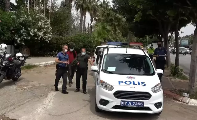 Belgesiz yakalandı, 'Ceza kesemezsiniz' deyip polisi çileden çıkardı Belgesiz yakalandı, 'Ceza kesemezsiniz' deyip polisi çileden çıkardı