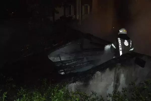İSTANBUL-BEYOĞLU'NDA GECEKONDU ALEV ALEV YANDI İSTANBUL-BEYOĞLU'NDA GECEKONDU ALEV ALEV YANDI