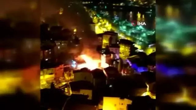 Son dakika haberi | Beyoğlu'nda gecekonduda çıkan yangın geceyi aydınlattı Son dakika haberi | Beyoğlu'nda gecekonduda çıkan yangın geceyi aydınlattı