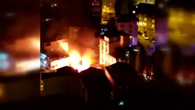 Son dakika haberi | Beyoğlu'nda gecekonduda çıkan yangın geceyi aydınlattı Son dakika haberi | Beyoğlu'nda gecekonduda çıkan yangın geceyi aydınlattı