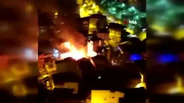 Son dakika haberi | Beyoğlu'nda gecekonduda çıkan yangın geceyi aydınlattı Son dakika haberi | Beyoğlu'nda gecekonduda çıkan yangın geceyi aydınlattı