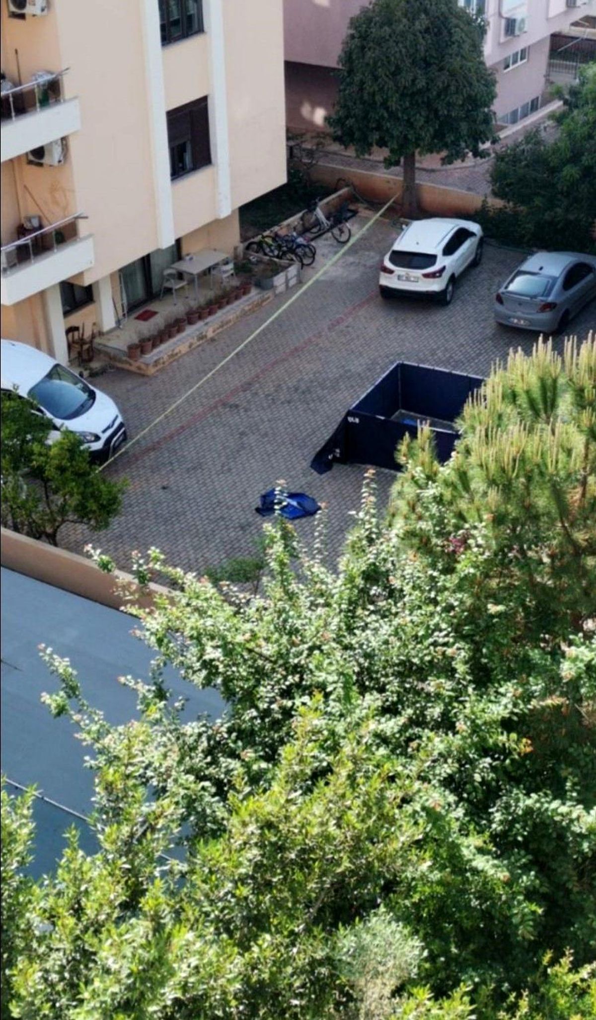Evinin bahçesinde ölü bulundu, polis intihar şüphesi üzerinde yoğunlaştı
