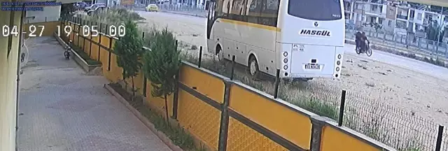 Çantasını gasp eden kapkaççıyı dakikalarda böyle kovaladı Çantasını gasp eden kapkaççıyı dakikalarda böyle kovaladı