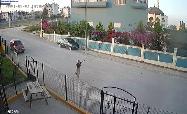 Çantasını gasp eden kapkaççıyı dakikalarda böyle kovaladı Çantasını gasp eden kapkaççıyı dakikalarda böyle kovaladı