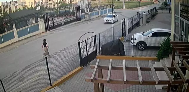 Çantasını gasp eden kapkaççıyı dakikalarda böyle kovaladı Çantasını gasp eden kapkaççıyı dakikalarda böyle kovaladı