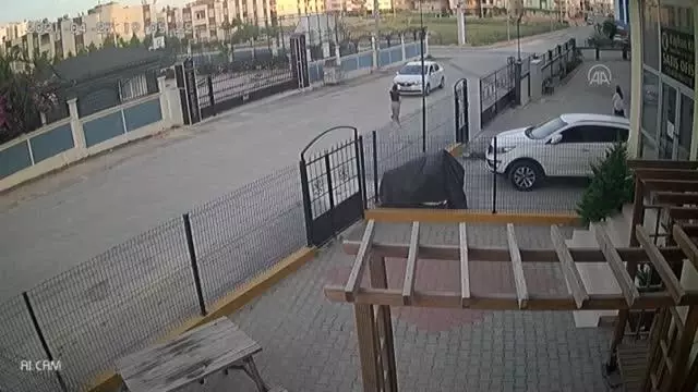 Caddede yürüyen kadının çantasını kapkaç yöntemiyle çalan zanlılardan biri tutuklandı Caddede yürüyen kadının çantasını kapkaç yöntemiyle çalan zanlılardan biri tutuklandı