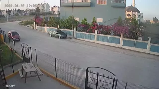 Caddede yürüyen kadının çantasını kapkaç yöntemiyle çalan zanlılardan biri tutuklandı Caddede yürüyen kadının çantasını kapkaç yöntemiyle çalan zanlılardan biri tutuklandı