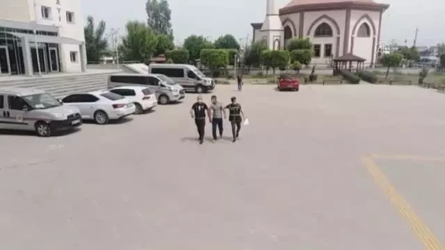 Caddede yürüyen kadının çantasını kapkaç yöntemiyle çalan zanlılardan biri tutuklandı Caddede yürüyen kadının çantasını kapkaç yöntemiyle çalan zanlılardan biri tutuklandı
