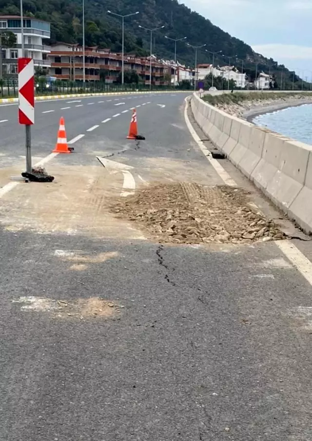 Son dakika haberleri: Çanakkale İzmir Karayolunda çökme nedeniyle bölünmüş yolun bir şeridi trafiğe kapatıldı Son dakika haberleri: Çanakkale İzmir Karayolunda çökme nedeniyle bölünmüş yolun bir şeridi trafiğe kapatıldı