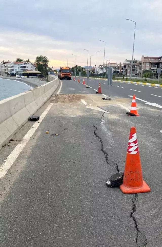Son dakika haberleri: Çanakkale İzmir Karayolunda çökme nedeniyle bölünmüş yolun bir şeridi trafiğe kapatıldı Son dakika haberleri: Çanakkale İzmir Karayolunda çökme nedeniyle bölünmüş yolun bir şeridi trafiğe kapatıldı