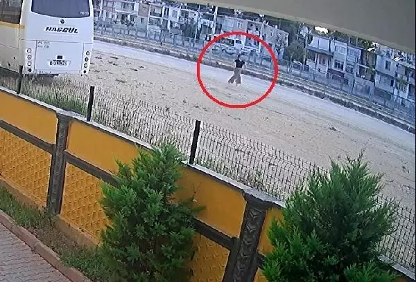 ÇANTASINI ÇALAN MOTOSİKLETLİ KAPKAÇÇILARIN PEŞİNDEN KOŞTU ÇANTASINI ÇALAN MOTOSİKLETLİ KAPKAÇÇILARIN PEŞİNDEN KOŞTU