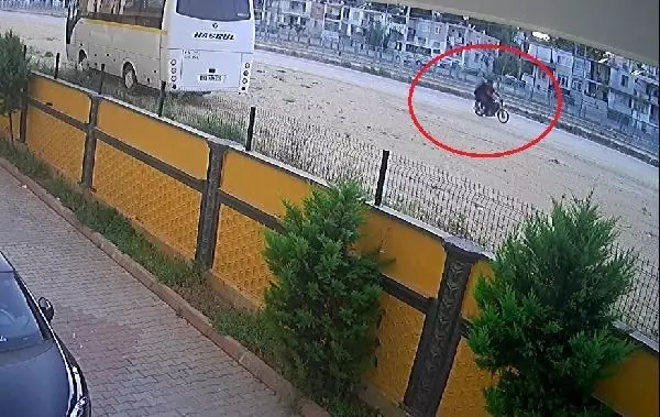 ÇANTASINI ÇALAN MOTOSİKLETLİ KAPKAÇÇILARIN PEŞİNDEN KOŞTU ÇANTASINI ÇALAN MOTOSİKLETLİ KAPKAÇÇILARIN PEŞİNDEN KOŞTU