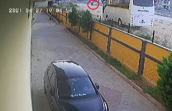 ÇANTASINI ÇALAN MOTOSİKLETLİ KAPKAÇÇILARIN PEŞİNDEN KOŞTU ÇANTASINI ÇALAN MOTOSİKLETLİ KAPKAÇÇILARIN PEŞİNDEN KOŞTU