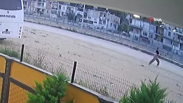 Çantasını gasp eden kapkaççıyı dakikalarda böyle kovaladı Çantasını gasp eden kapkaççıyı dakikalarda böyle kovaladı