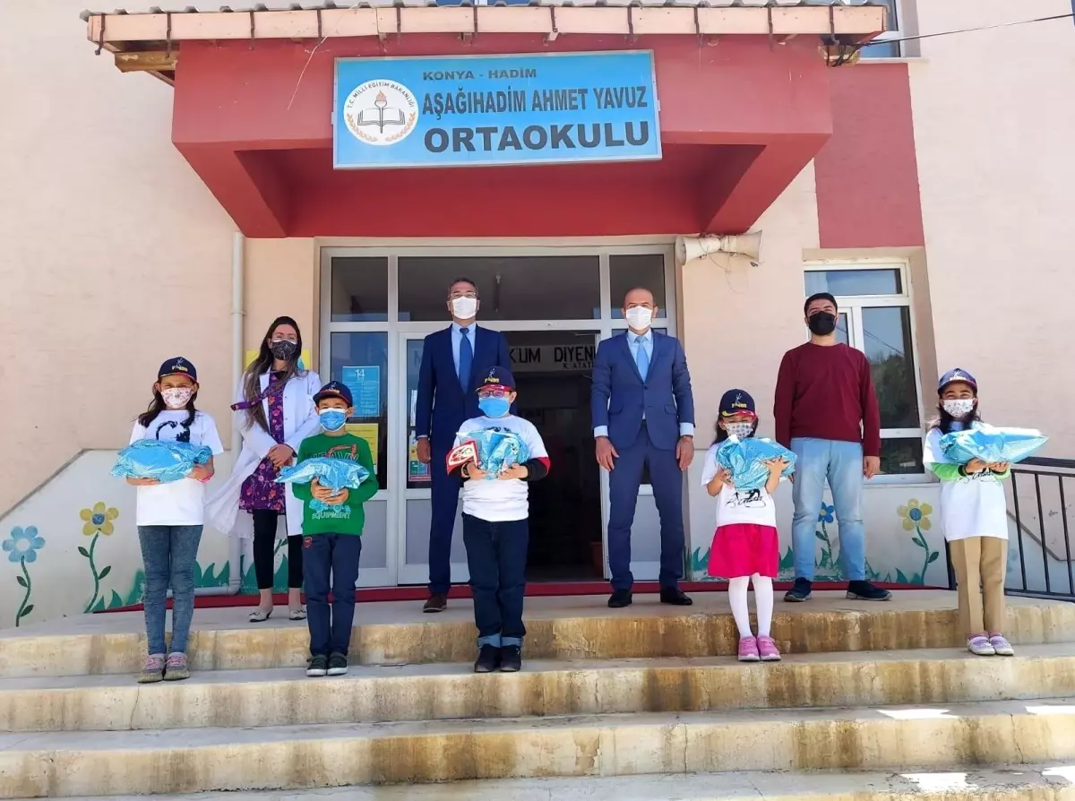 Deniz Kuvvetleri'nden minik öğrencilere hediye