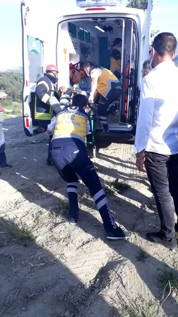 Devrilen traktörün altında sıkışan sürücüyü itfaiye kurtardı Devrilen traktörün altında sıkışan sürücüyü itfaiye kurtardı