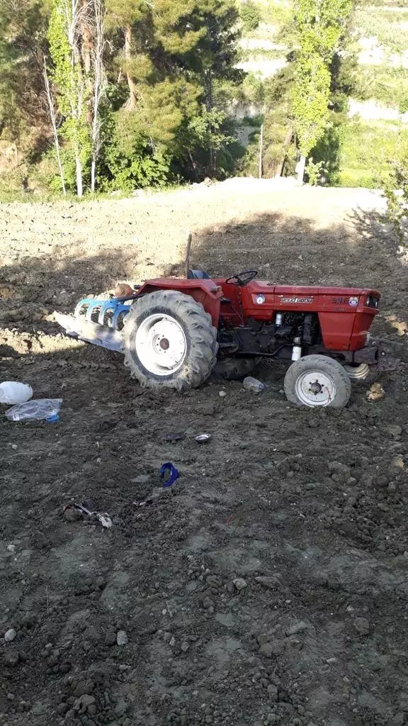 Devrilen traktörün altında sıkışan sürücüyü itfaiye kurtardı Devrilen traktörün altında sıkışan sürücüyü itfaiye kurtardı