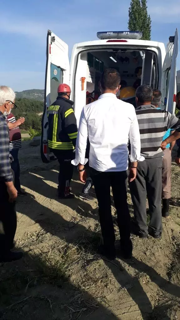Devrilen traktörün altında sıkışan sürücüyü itfaiye kurtardı Devrilen traktörün altında sıkışan sürücüyü itfaiye kurtardı