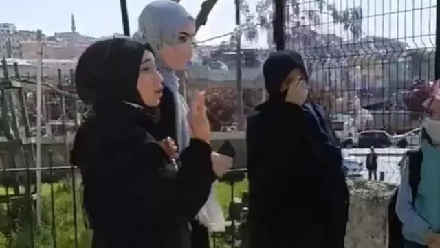 'Kadınlar camiye giremez' tartışmasına Diyanet İşleri Başkanı Erbaş'tan ders gibi yanıt: Camilerimiz herkese açıktır 'Kadınlar camiye giremez' tartışmasına Diyanet İşleri Başkanı Erbaş'tan ders gibi yanıt: Camilerimiz herkese açıktır