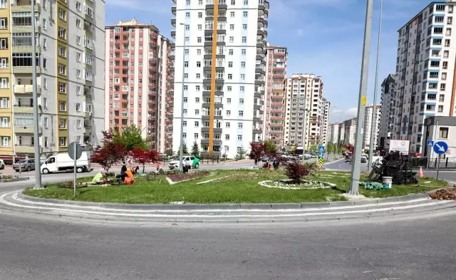 Talas dikilen çiçeklerle rengarenk görünüme kavuştu
