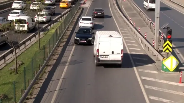 E-5'te geri geri gelen sürücüler trafiği tehlikeye soktu E-5'te geri geri gelen sürücüler trafiği tehlikeye soktu
