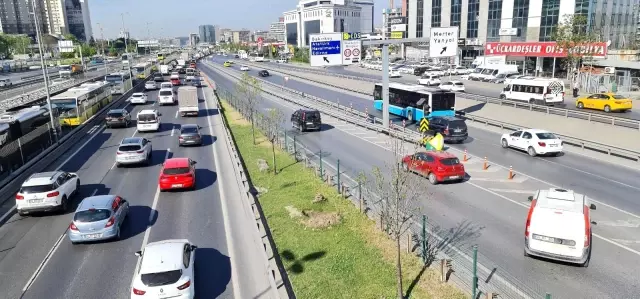 E-5'te geri geri gelen sürücüler trafiği tehlikeye soktu E-5'te geri geri gelen sürücüler trafiği tehlikeye soktu