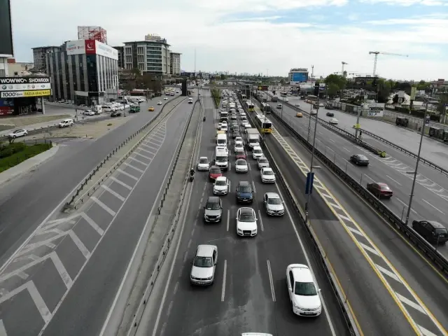 E-5'te geri geri gelen sürücüler trafiği tehlikeye soktu E-5'te geri geri gelen sürücüler trafiği tehlikeye soktu