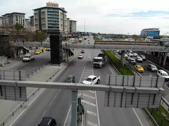 E-5'te geri geri gelen sürücüler trafiği tehlikeye soktu E-5'te geri geri gelen sürücüler trafiği tehlikeye soktu