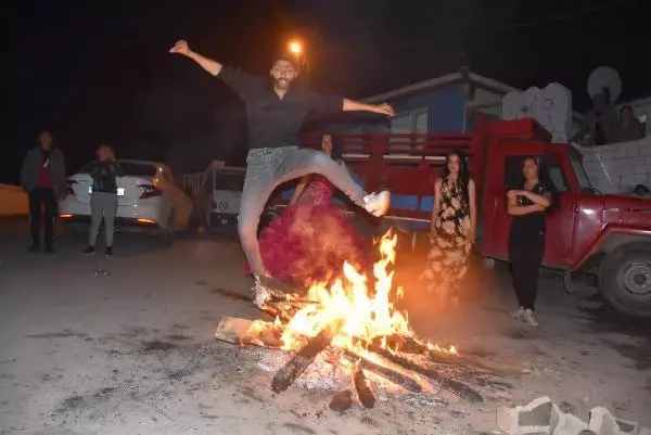Tam kapanma gölgesinde Hıdrellez kutlamaları! Romanlar ateş yakıp gelinlik giyerek böyle göbek attı Tam kapanma gölgesinde Hıdrellez kutlamaları! Romanlar ateş yakıp gelinlik giyerek böyle göbek attı