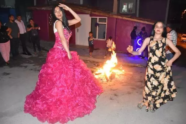 Tam kapanma gölgesinde Hıdrellez kutlamaları! Romanlar ateş yakıp gelinlik giyerek böyle göbek attı Tam kapanma gölgesinde Hıdrellez kutlamaları! Romanlar ateş yakıp gelinlik giyerek böyle göbek attı