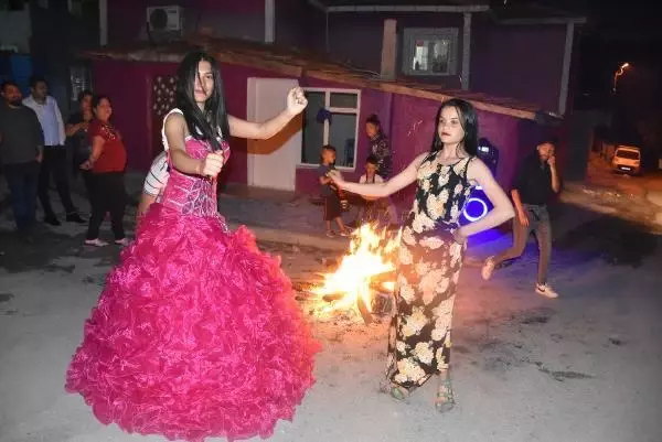 Tam kapanma gölgesinde Hıdrellez kutlamaları! Romanlar ateş yakıp gelinlik giyerek böyle göbek attı Tam kapanma gölgesinde Hıdrellez kutlamaları! Romanlar ateş yakıp gelinlik giyerek böyle göbek attı