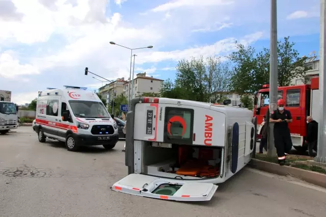 Son dakika haberleri! Ambulans ile otomobil çarpıştı: 2 yaralı Son dakika haberleri! Ambulans ile otomobil çarpıştı: 2 yaralı