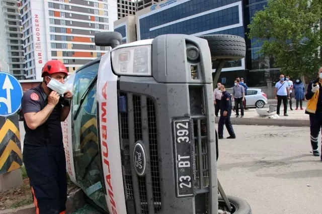 Son dakika haberleri! Ambulans ile otomobil çarpıştı: 2 yaralı Son dakika haberleri! Ambulans ile otomobil çarpıştı: 2 yaralı