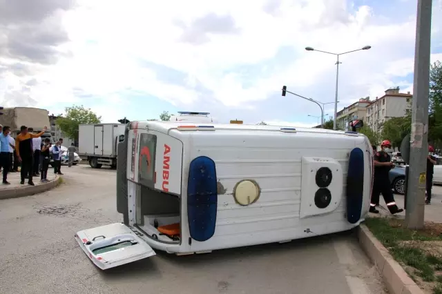 Son dakika haberleri! Ambulans ile otomobil çarpıştı: 2 yaralı Son dakika haberleri! Ambulans ile otomobil çarpıştı: 2 yaralı