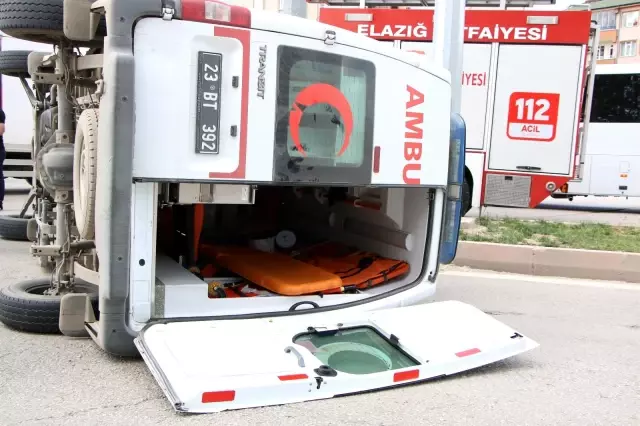 Son dakika haberleri! Ambulans ile otomobil çarpıştı: 2 yaralı Son dakika haberleri! Ambulans ile otomobil çarpıştı: 2 yaralı