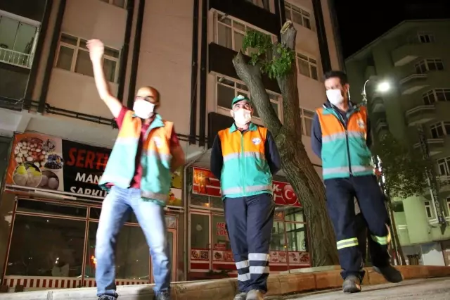Elazığ'da geleneksel '23. sahur halayı'nın tadını temizlik görevlileri çıkardı Elazığ'da geleneksel '23. sahur halayı'nın tadını temizlik görevlileri çıkardı