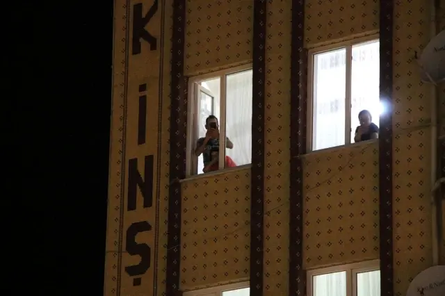 Elazığ'da geleneksel '23. sahur halayı'nın tadını temizlik görevlileri çıkardı Elazığ'da geleneksel '23. sahur halayı'nın tadını temizlik görevlileri çıkardı