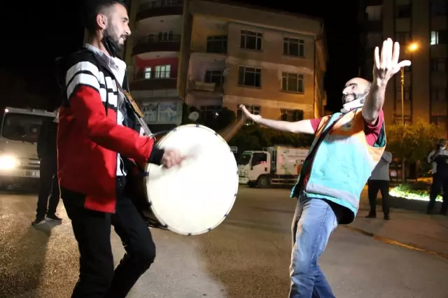 Elazığ'da geleneksel '23. sahur halayı'nın tadını temizlik görevlileri çıkardı Elazığ'da geleneksel '23. sahur halayı'nın tadını temizlik görevlileri çıkardı
