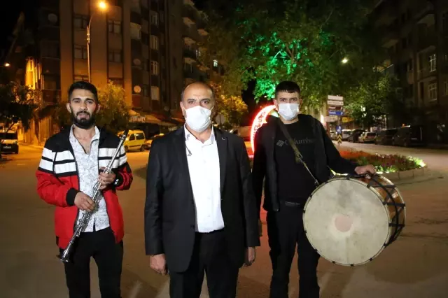 Elazığ'da geleneksel '23. sahur halayı'nın tadını temizlik görevlileri çıkardı Elazığ'da geleneksel '23. sahur halayı'nın tadını temizlik görevlileri çıkardı