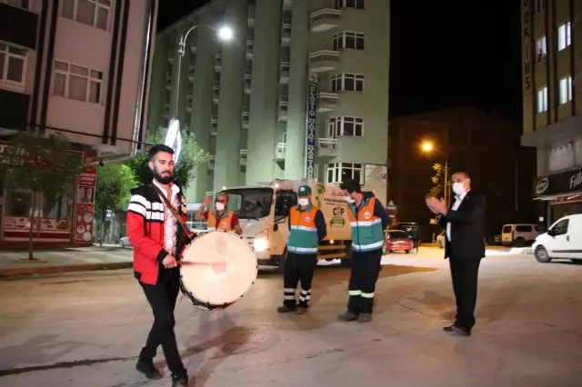 Elazığ'da geleneksel '23. sahur halayı'nın tadını temizlik görevlileri çıkardı Elazığ'da geleneksel '23. sahur halayı'nın tadını temizlik görevlileri çıkardı