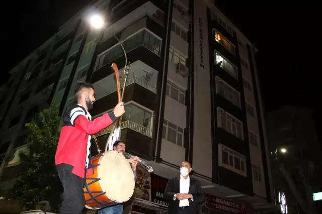 Elazığ'da geleneksel '23. sahur halayı'nın tadını temizlik görevlileri çıkardı Elazığ'da geleneksel '23. sahur halayı'nın tadını temizlik görevlileri çıkardı